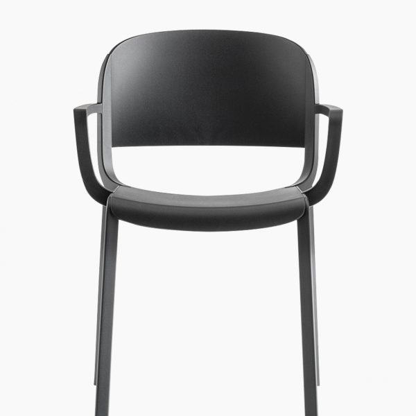 Chaises DOME 265 - Lot de 4 ---- Designé par Odo Fioravanti, Dome est une collection d’assises qui évoque la tradition glorieuse des chaises de bistrot avec des silhouettes arquées et les formes généreuses des dômes des monuments qui embellissent de nombreuses villes du monde. Fauteuil en polypropylène avec des détails délicats qui rappellent les joints du bois.