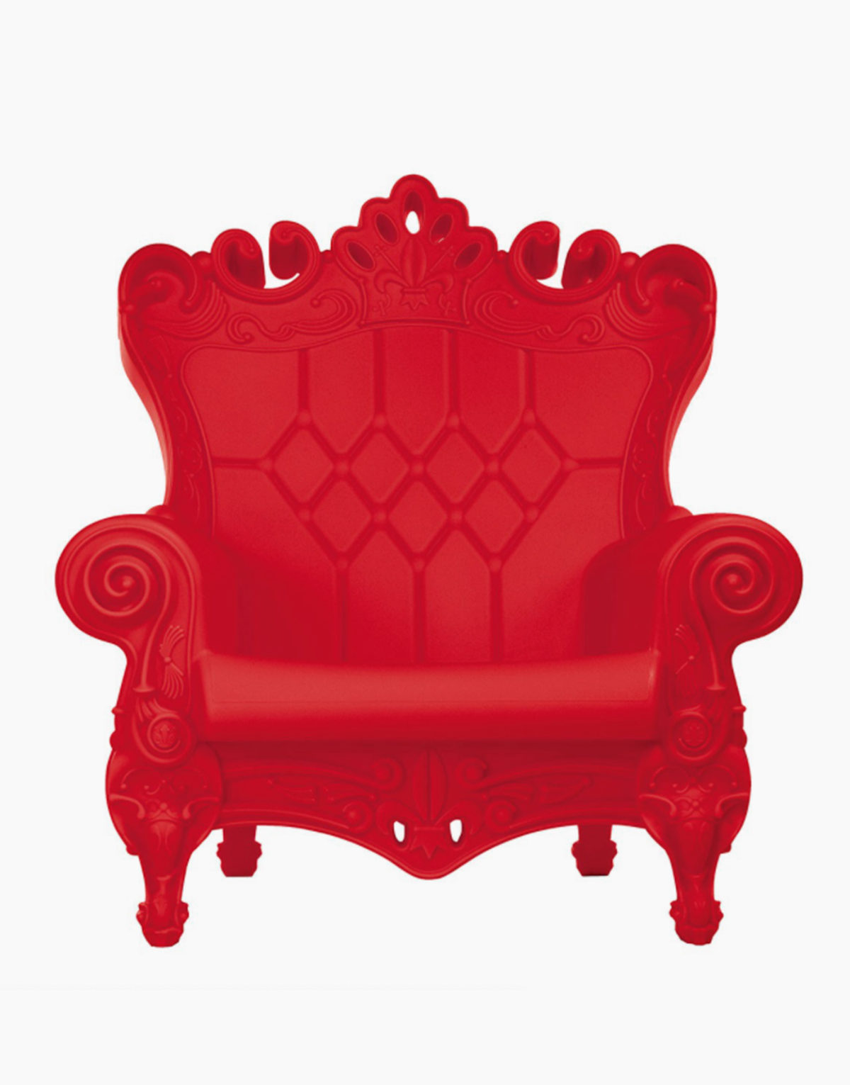 L’incomparable Queen Of Love designé par Graziano Moro et Renato Pigatti est la première pièce et la plus aimée et connue du public de la collection Design Of Love. Un fauteuil au design unique, capable d’attirer toute l’attention sur lui-même. Avec son style plein de détails baroques typiques, mais avec toute la contemporanéité du polyéthylène dont il est fait, Queen Of Love est élégant, méprisant et pop. Pour cette raison, il est devenu un objet de désir des contracts, mais aussi des plateaux de télévision et pour des événements de renommée internationale.
