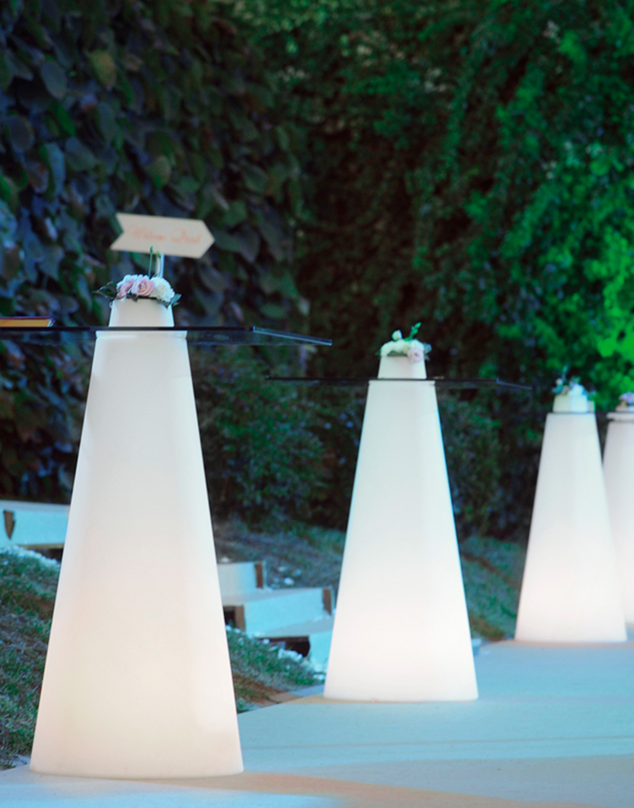 #slide #design #sodesign #solutiondesign #solutiondesignfr #france #slidedesign #mobilier #lumineux #table #mangedebout #tablebasse #event #interieur #tabledesign