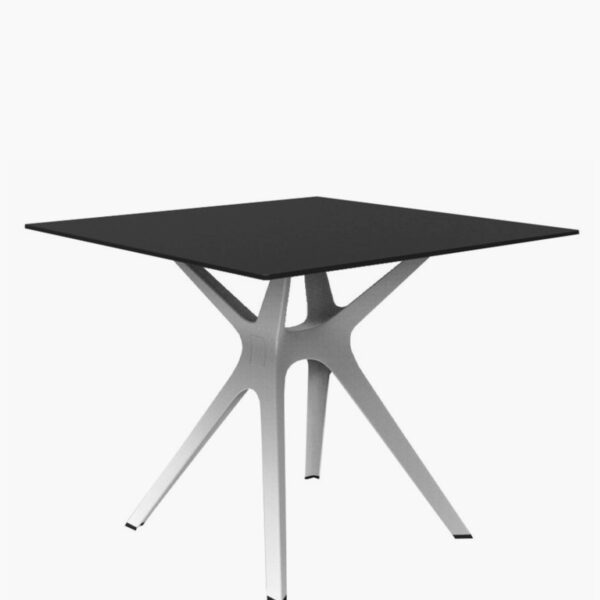 Acheter la Table carrée Vela plateau noir phénolique compact de la Marque Resol. Une solution Design pour les restaurants, hôtels, agence architecte, airbnb
