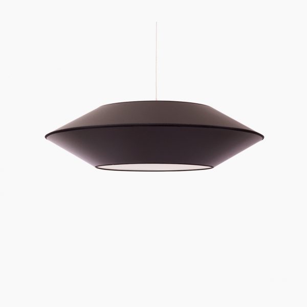 Suspension unique et moderne, conception de Flam and Luce. Référence : SUSP.OVNI2.ALZ520/GLD Disponible à Solution Design proche de Toulouse