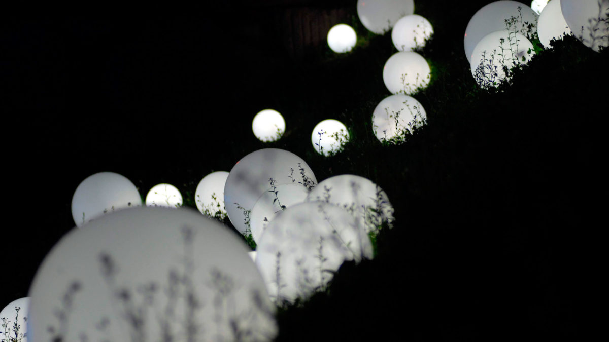 Globo boule lumineuse lampe de sol pour pour jardins, terrasses et espaces extérieurs, event privés, restaurants, clubs et hôtels.