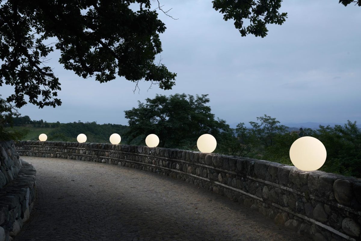 Globo boule lumineuse lampe de sol pour pour jardins, terrasses et espaces extérieurs, event privés, restaurants, clubs et hôtels.