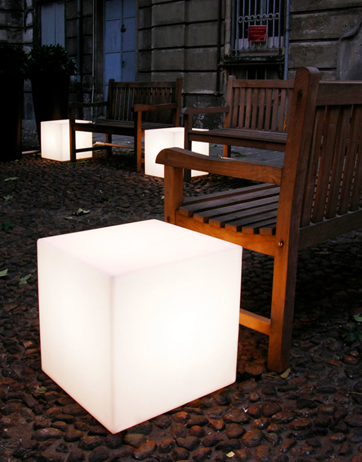 Tabouret chaise pouf lumineux à LED Cubo 40 blanc Slide en matière plastique. Table basse design / pouf lumineux design mobilier