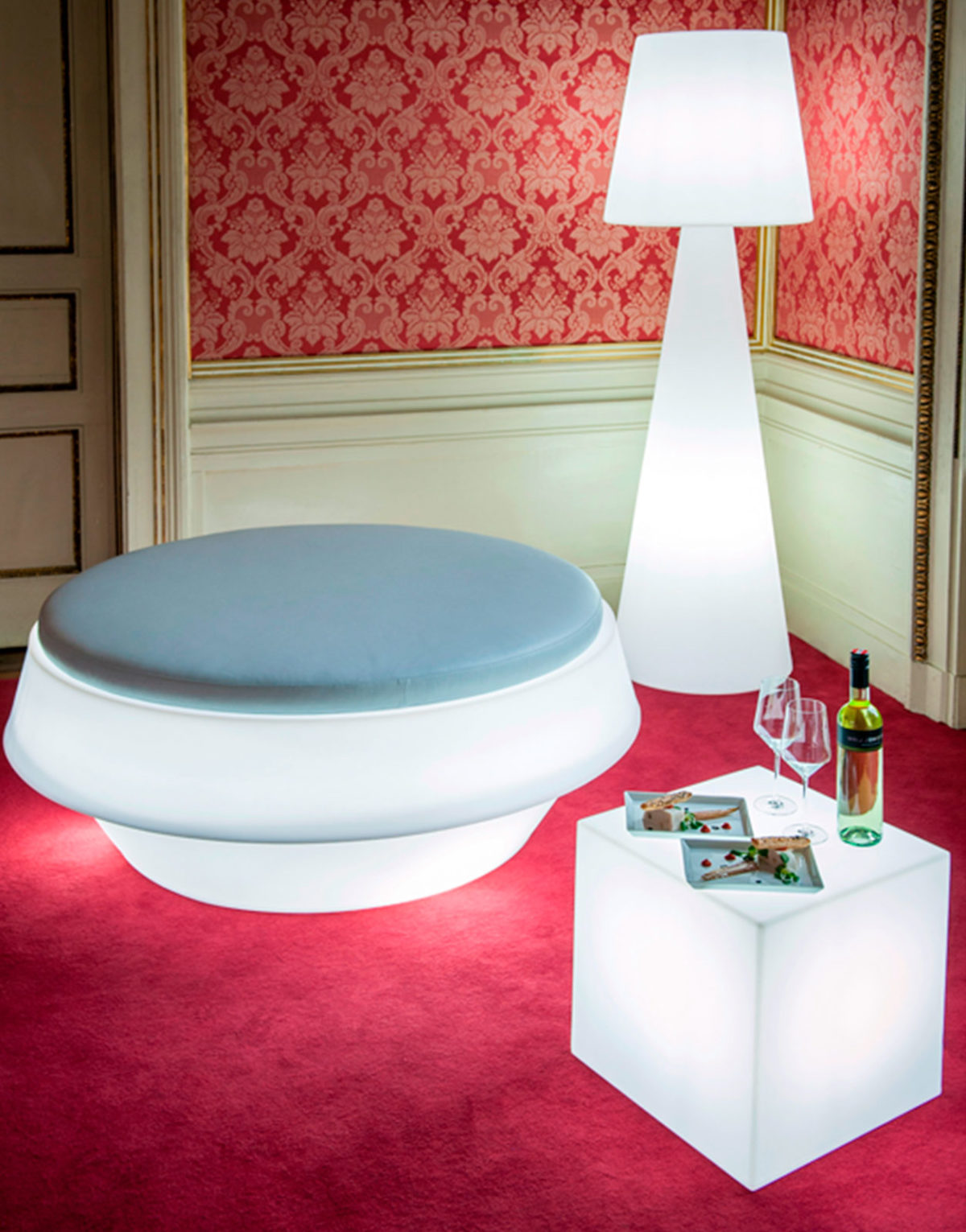 Tabouret chaise pouf lumineux à LED Cubo 40 blanc Slide en matière plastique. Table basse design / pouf lumineux design mobilier