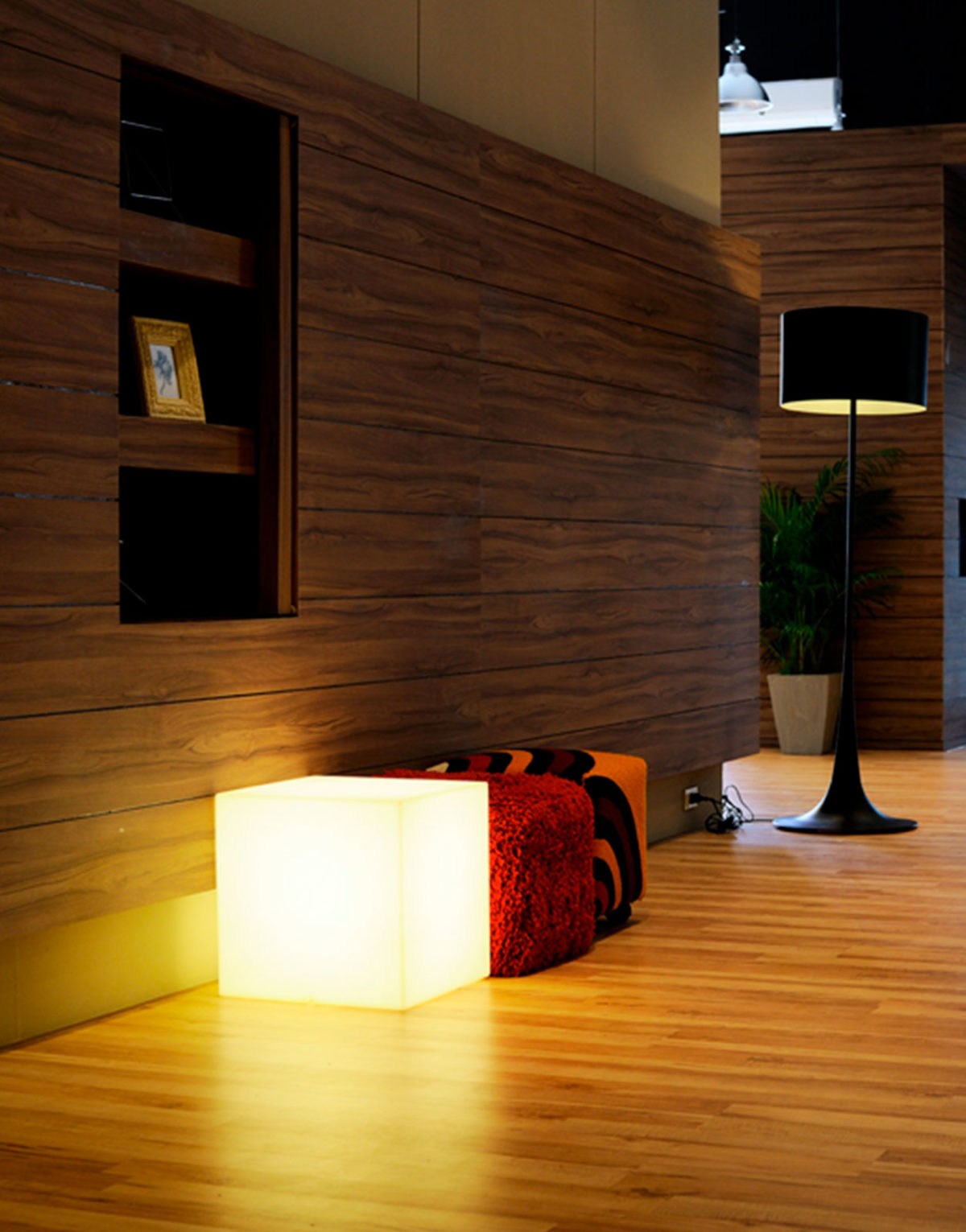 Tabouret chaise pouf lumineux à LED Cubo 40 blanc Slide en matière plastique. Table basse design / pouf lumineux design mobilier