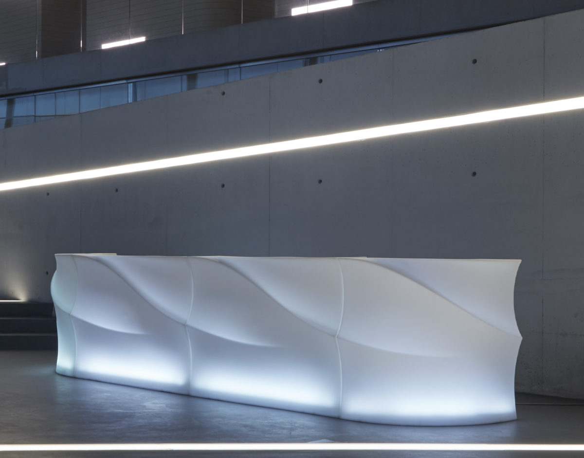 Baraonda le bar led RGBW idéal pour vos soirées évènementielles un comptoir bar révolutionnaire en poleasy nouveau type de polyethylène pour extérieur et intérieur - structure modulaire modulable pour créer un bar sur mesure