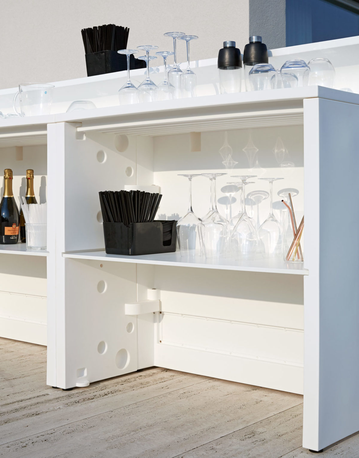 Bar Comptoir Dublin, idéal pour les soirées et événements en extérieur comme en intérieur. Ce comptoir révolutionnaire et design sert de bar, de caisses ou banques d'accueil.