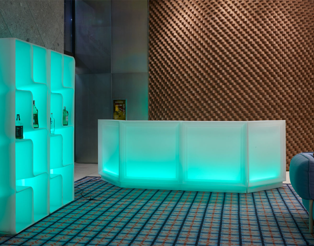 Bar Comptoir Dublin, idéal pour les soirées et événements en extérieur comme en intérieur. Ce comptoir révolutionnaire et design sert de bar, de caisses ou banques d'accueil.