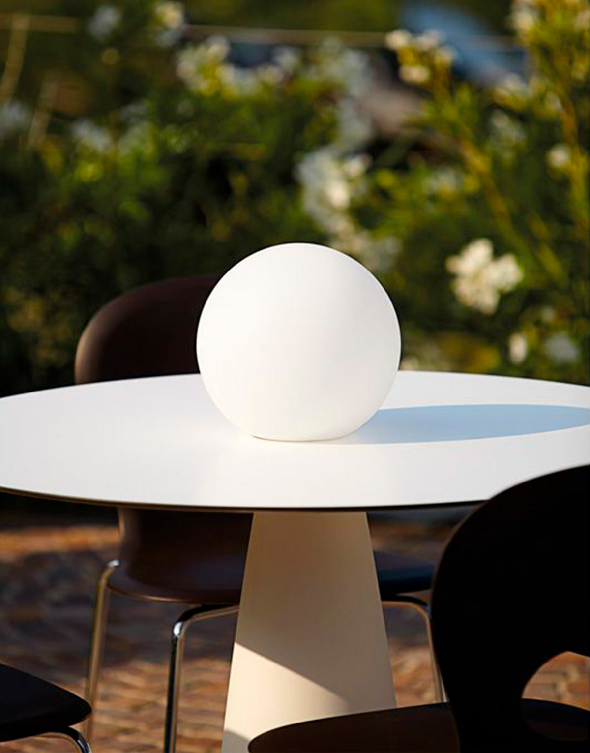 Globo boule lumineuse lampe de sol pour pour jardins, terrasses et espaces extérieurs, event privés, restaurants, clubs et hôtels.