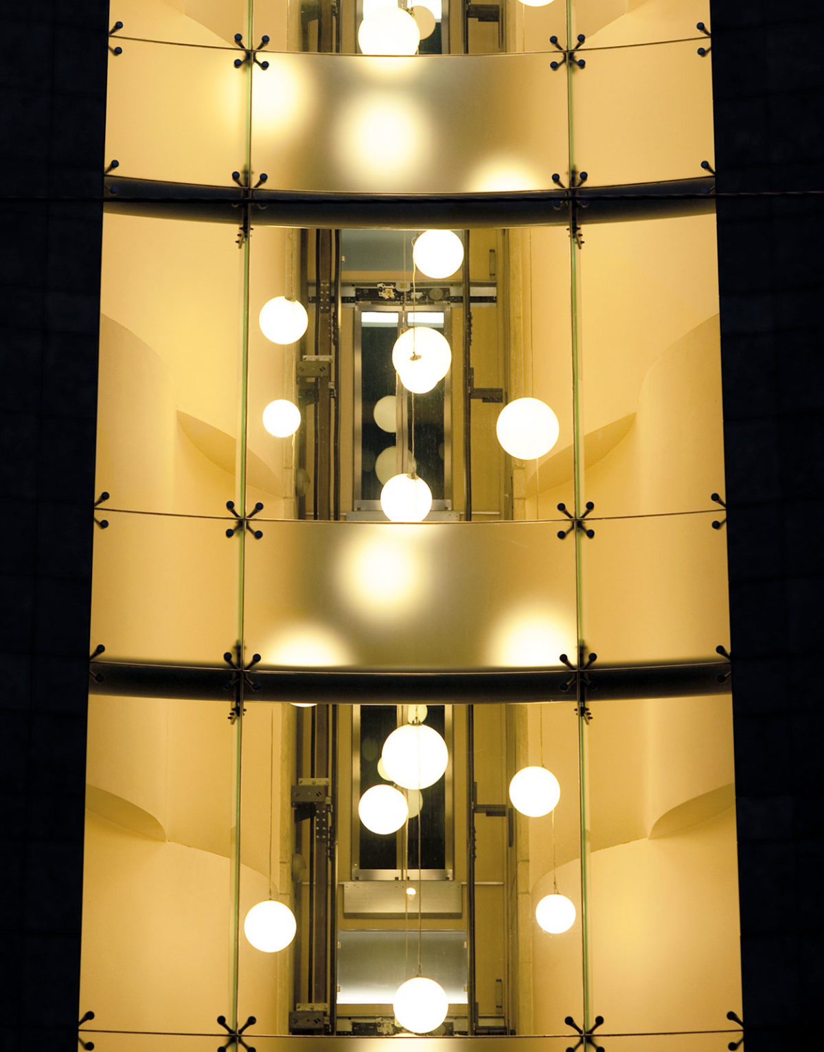 Suspension Globo hanging light boule sphère lumineuse design pour illuminer et décorer votre maison, terrasses, évènmentiels, restaurants, clubs et hôtels.