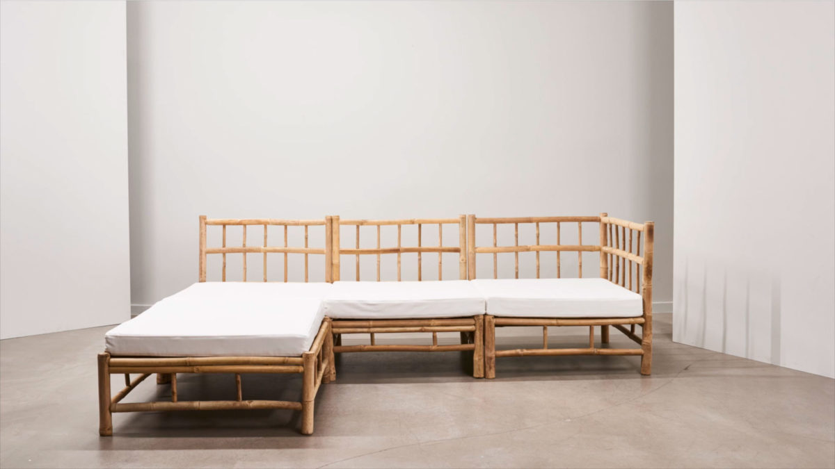 Canapé de salon Thai en bambou avec dossier au design scandinave. Modulable et légers. Avec coussin et housse déperlant pour extérieur.