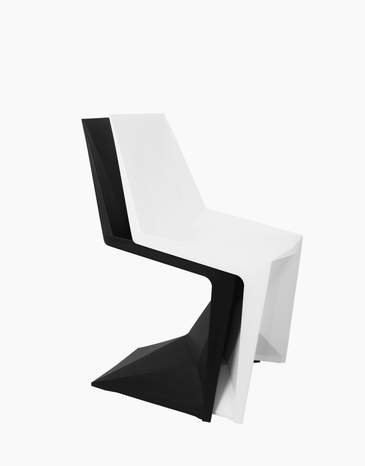 Lot de 4 chaises Voxel de Vondom noir ou blanc conçu par le designer Karim Rashid. Solution Design mobilier design pour espaces intérieurs
