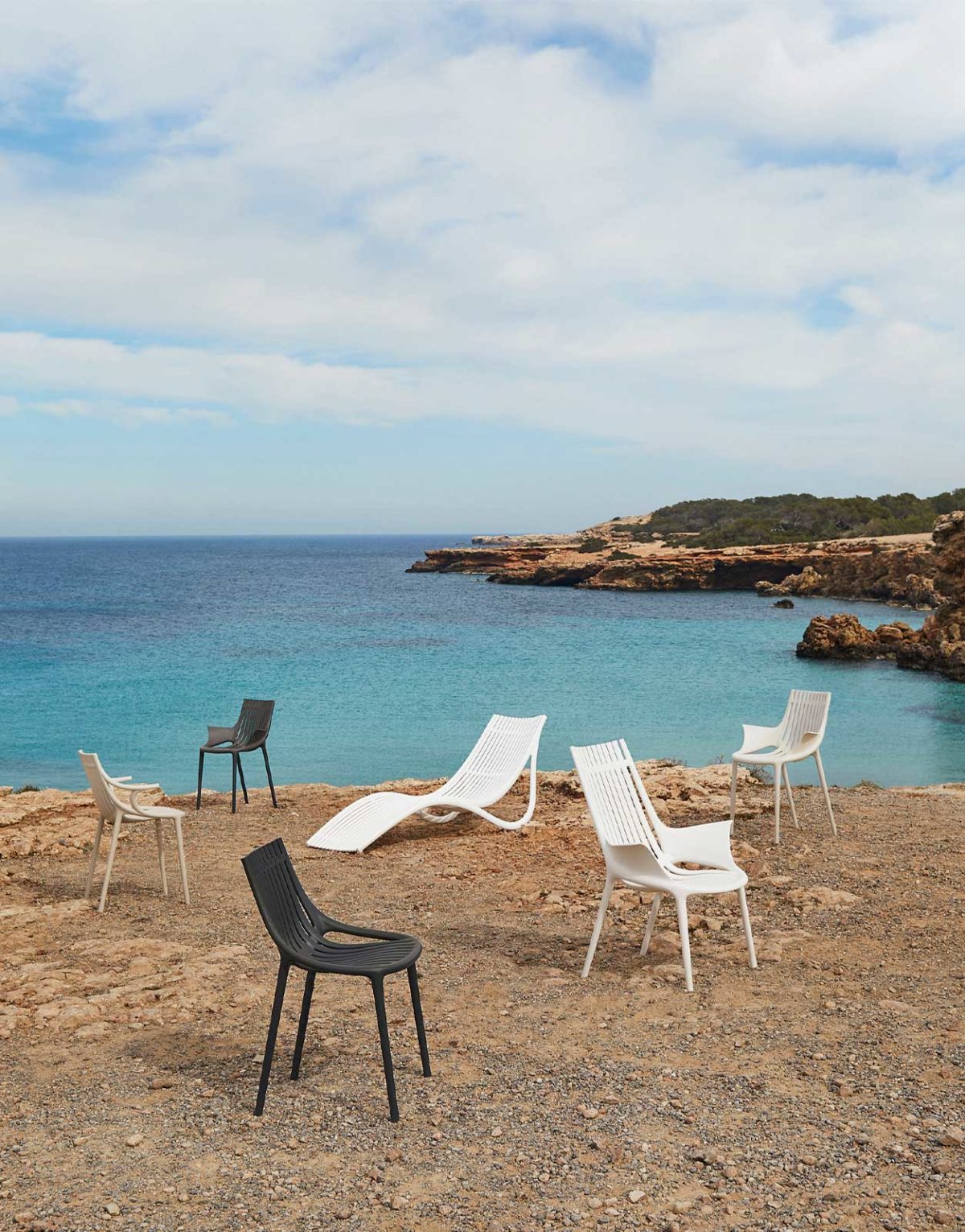 Lot de 4 chaises longue Ibiza de Vondom pour l'extérieur forme ondulées design par Eugeni Quitllet Hôtel restaurant bar chic plage piscine