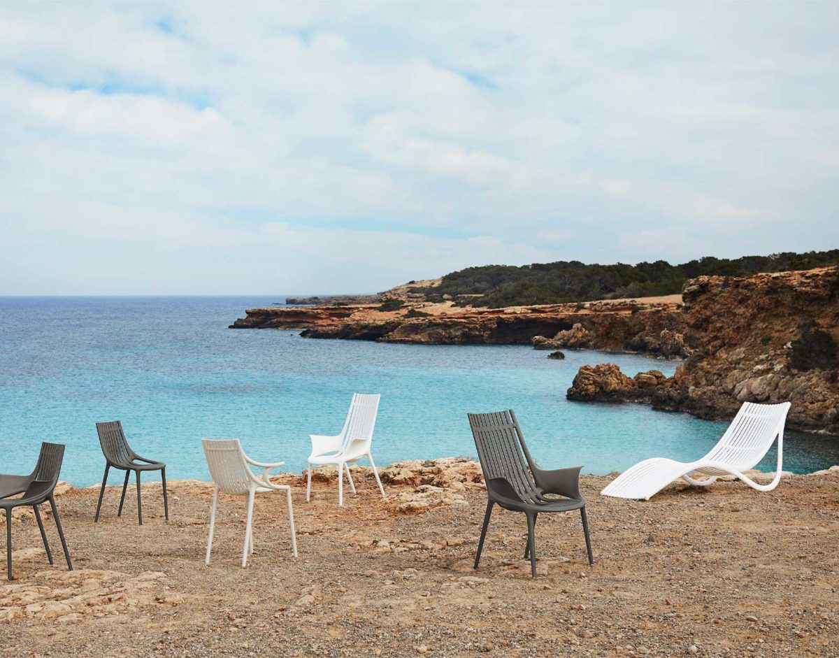 Lot de 4 chaises longue Ibiza de Vondom pour l'extérieur forme ondulées design par Eugeni Quitllet Hôtel restaurant bar chic plage piscine