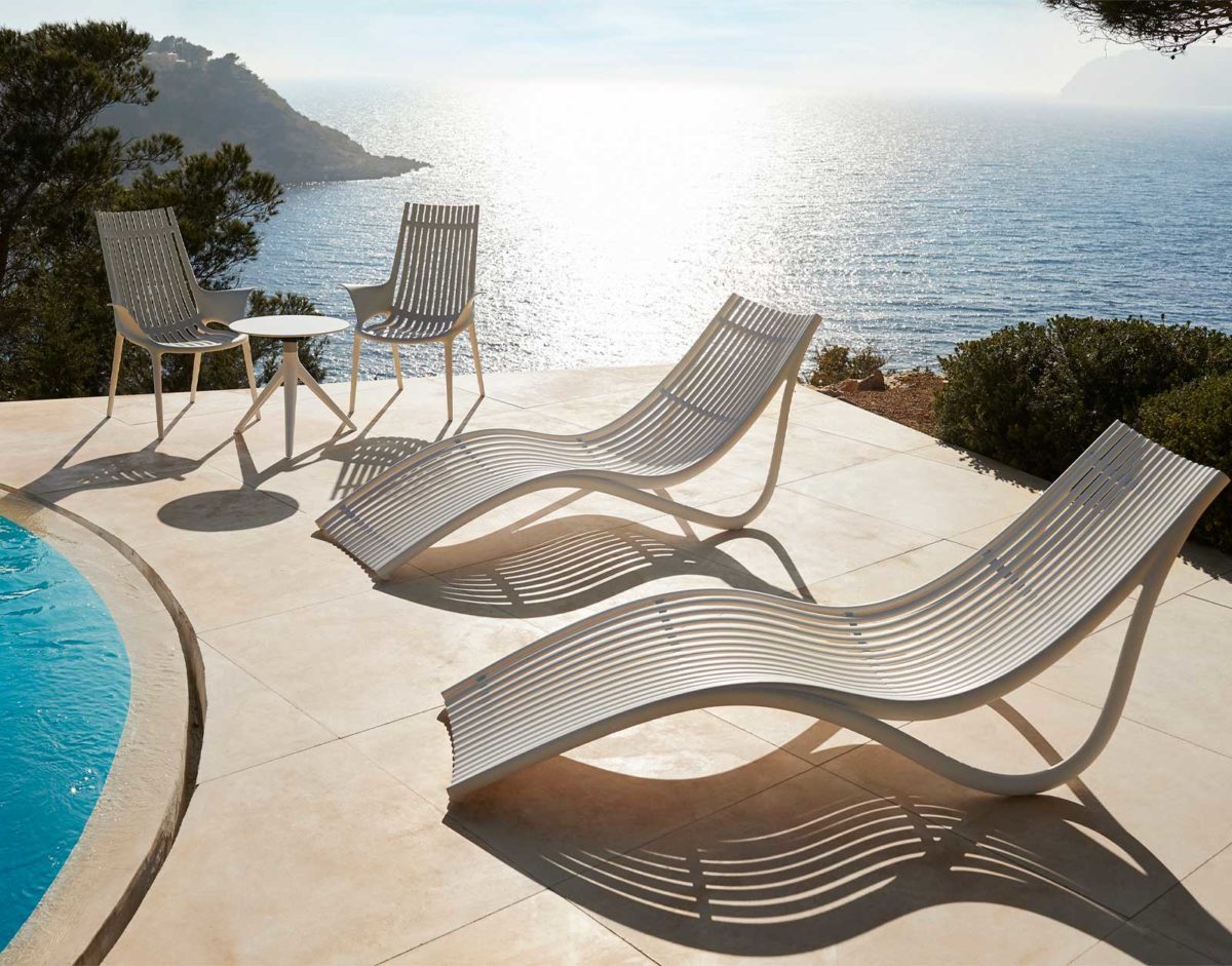Lot de 4 chaises longue Ibiza de Vondom pour l'extérieur forme ondulées design par Eugeni Quitllet Hôtel restaurant bar chic plage piscine