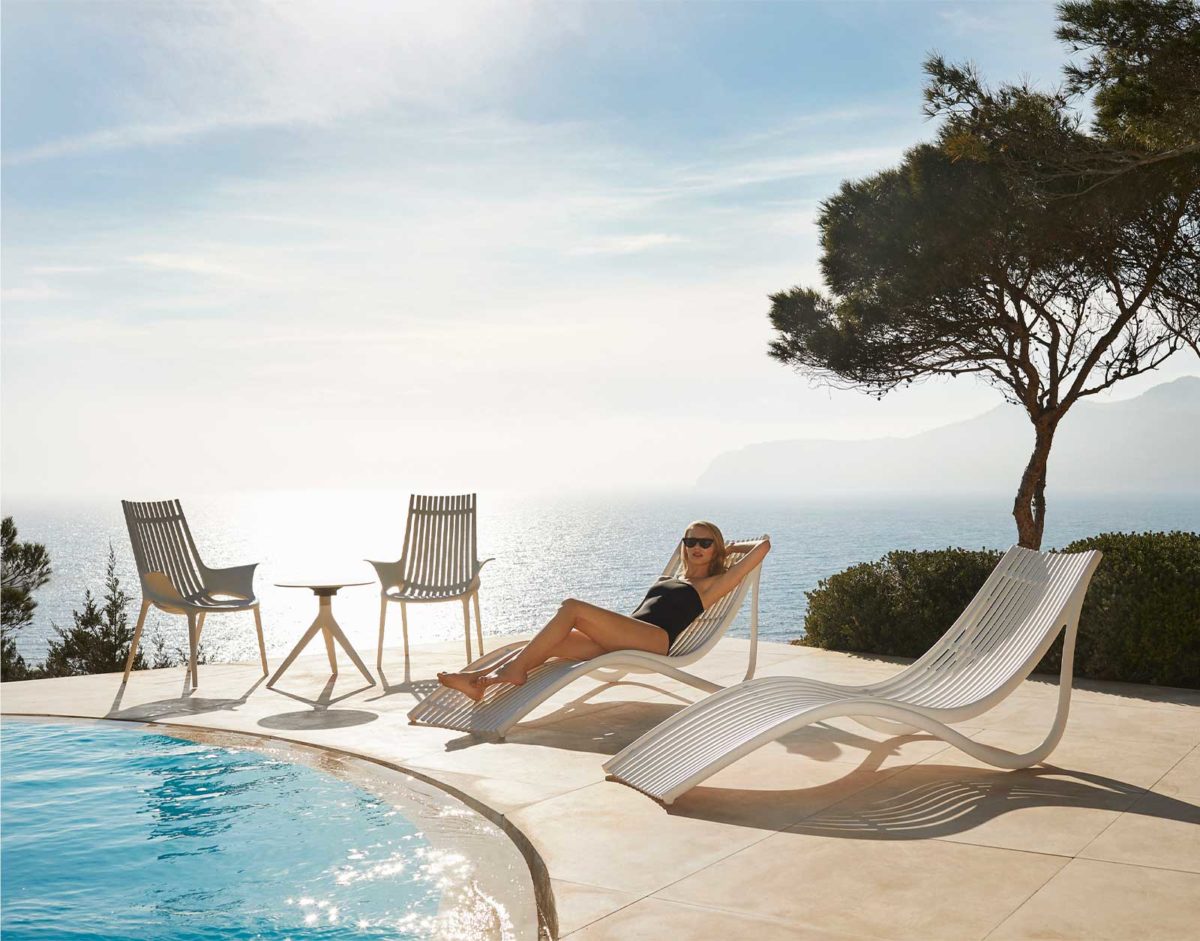 Lot de 4 chaises longue Ibiza de Vondom pour l'extérieur forme ondulées design par Eugeni Quitllet Hôtel restaurant bar chic plage piscine