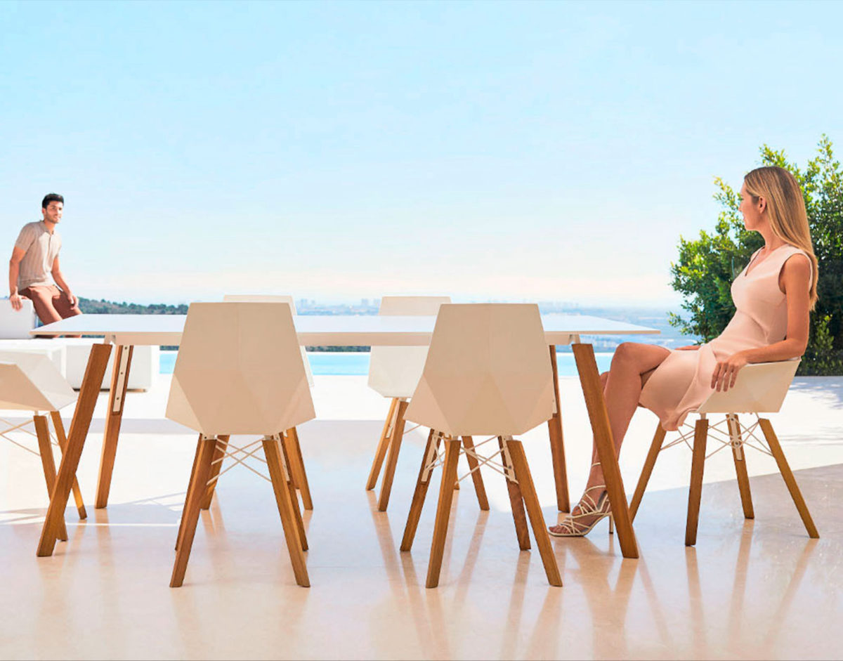 Faz Wood est une chaise qui combine coque en polypropylène mat et piètement en bois. Pour intérieur extérieur en vente sur solution-design.fr