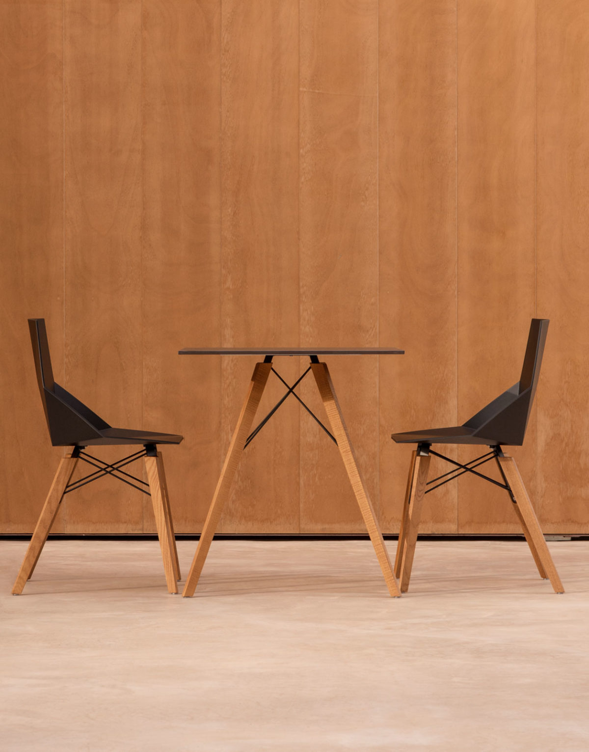 Faz Wood est une chaise qui combine coque en polypropylène mat et piètement en bois. Pour intérieur extérieur en vente sur solution-design.fr