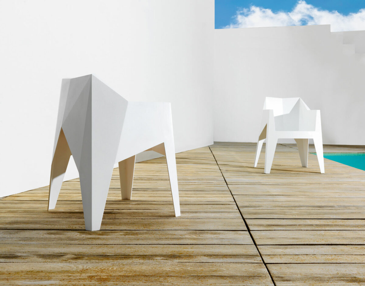Lot de 4 fauteuil Voxel de Vondom conçu par le designer Karim Rashid. Solution Design mobilier design intérieur extérieur pour professionnel