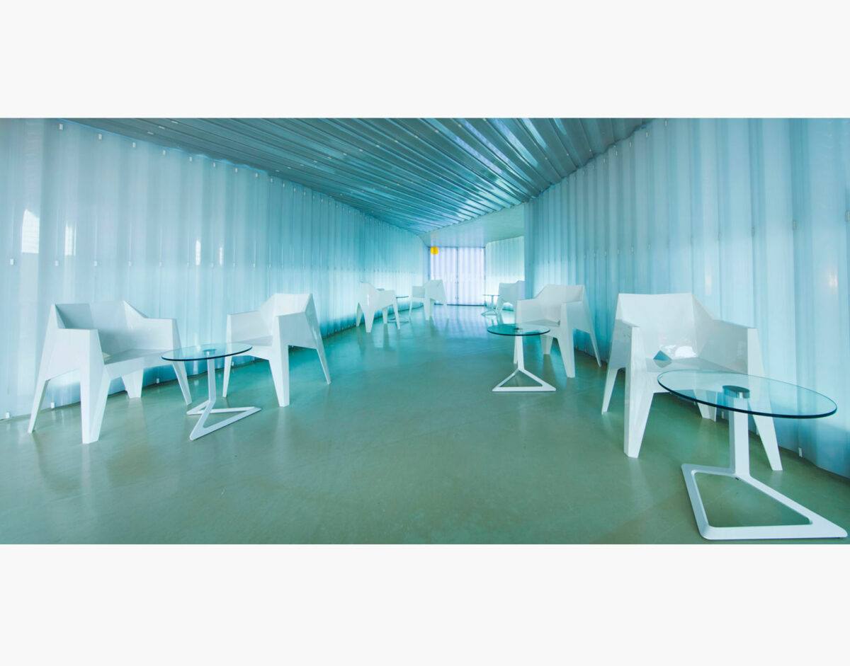 Lot de 4 fauteuil Voxel de Vondom conçu par le designer Karim Rashid. Solution Design mobilier design intérieur extérieur pour professionnel