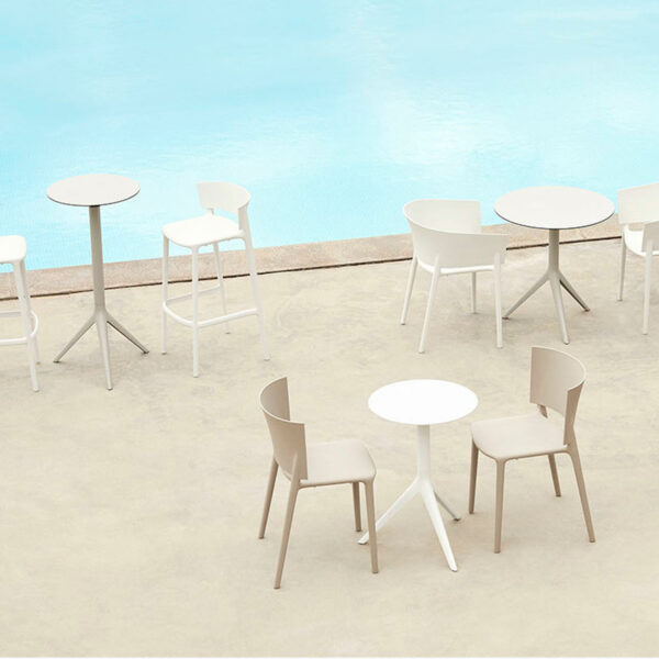 Chaise haute et tabouret de bar