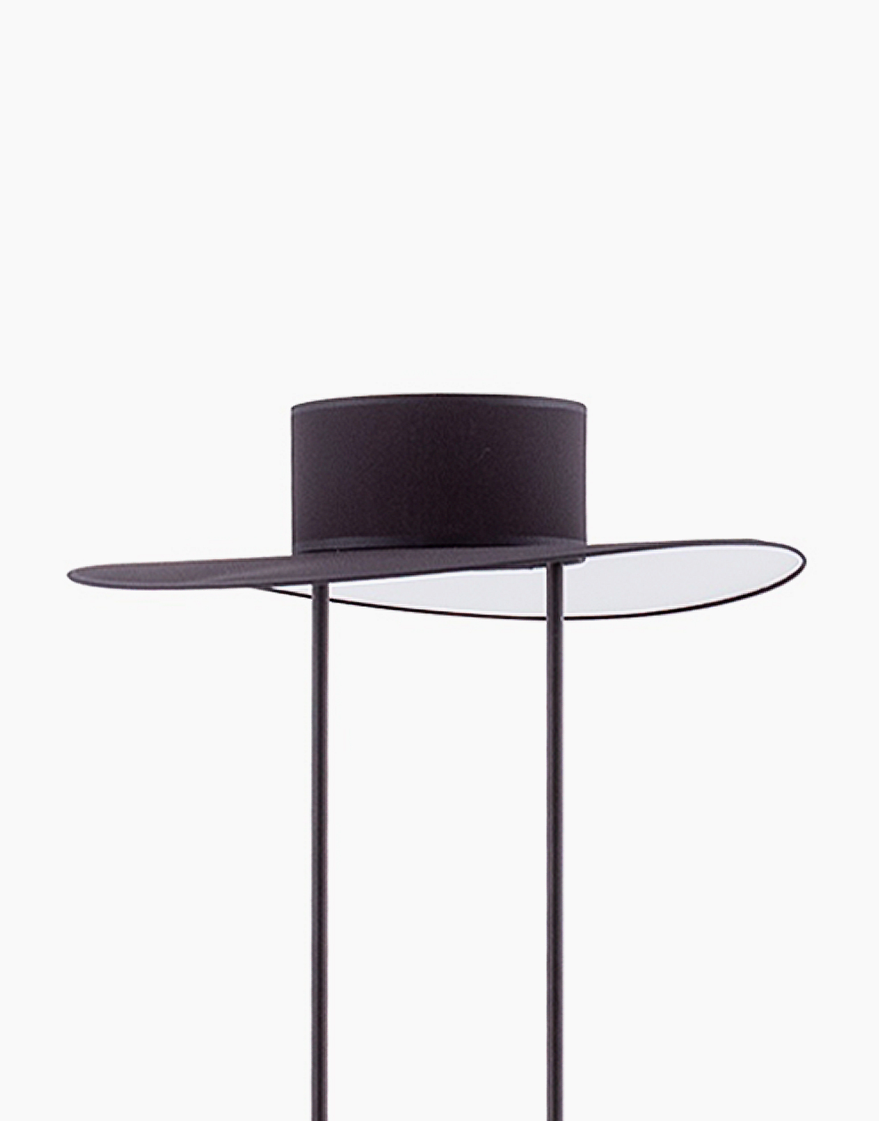 Luminaire lampadaire Volka de Flam & Luce. abat jour en forme de chapeau noir Acheter à Toulouse