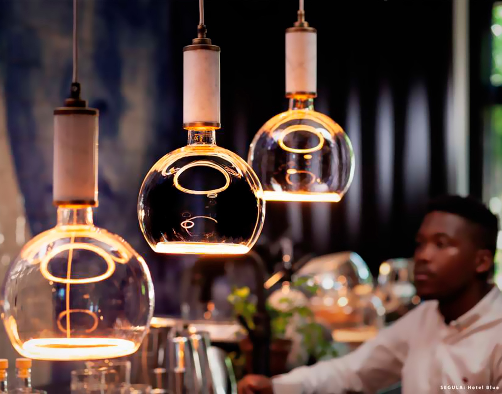 Acheter Ampoule Globe clear 125 mm Segula Floating LED à Toulouse pour vos suspensions dans la cuisine Solution Design pour vos luminaire intérieurs