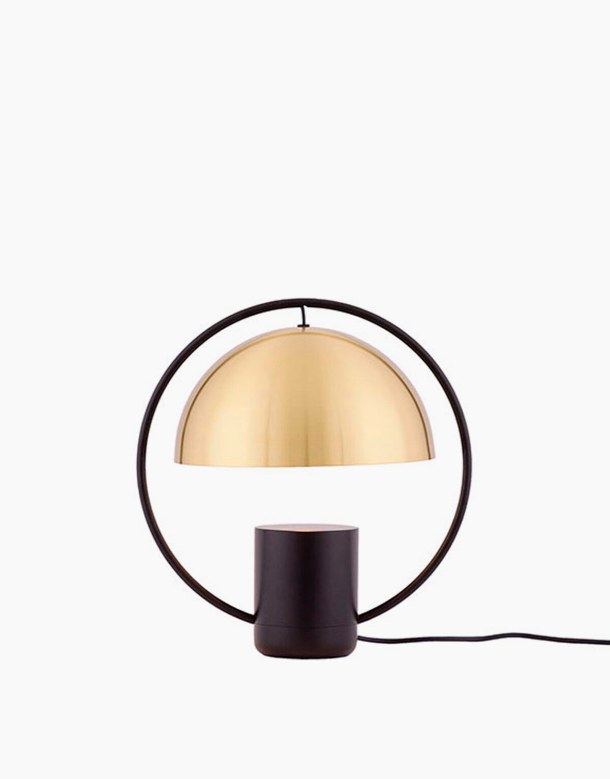 Un ensemble élégant de formes géométriques - cylindre, cercle et demi-sphère - compose SOLA. Sa silhouette délicate et légère est accentuée par un réflecteur suspendu qui capture la lumière émanant de sa base.