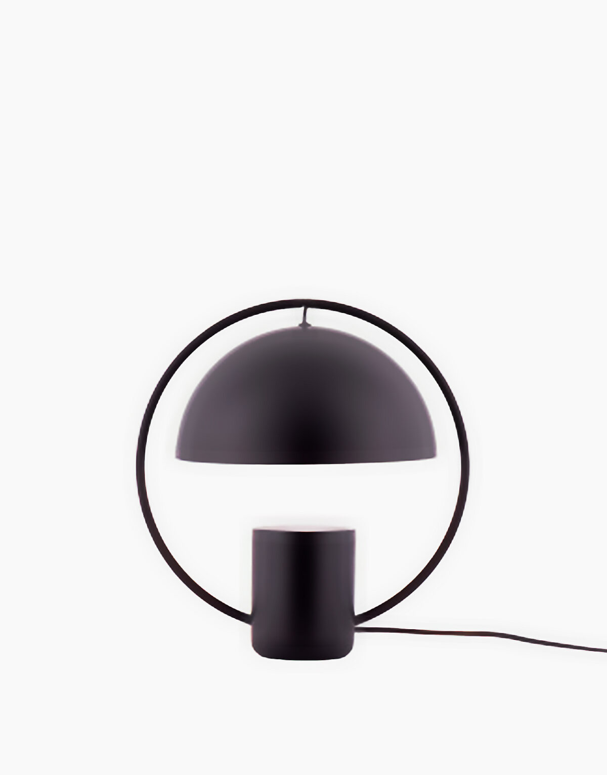 Un ensemble élégant de formes géométriques - cylindre, cercle et demi-sphère - compose SOLA. Sa silhouette délicate et légère est accentuée par un réflecteur suspendu qui capture la lumière émanant de sa base.