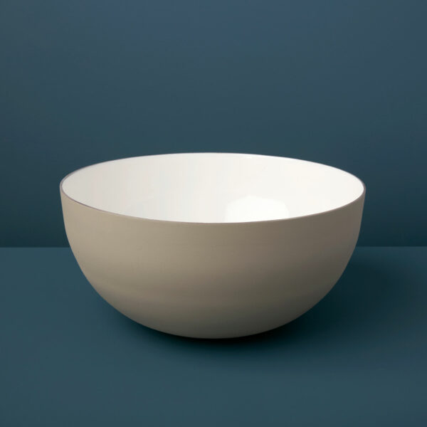 Apportez une touche contemporaine à votre table avec notre grand bol en aluminium taupe et émail blanc. Un mariage subtil de couleurs pour une présentation élégante et moderne.