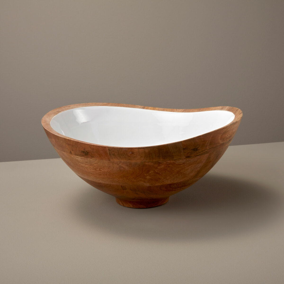 Sublimez votre table avec notre grand saladier en bois de manguier et émail blanc. Une fusion naturelle et élégante pour mettre en valeur vos créations culinaires.