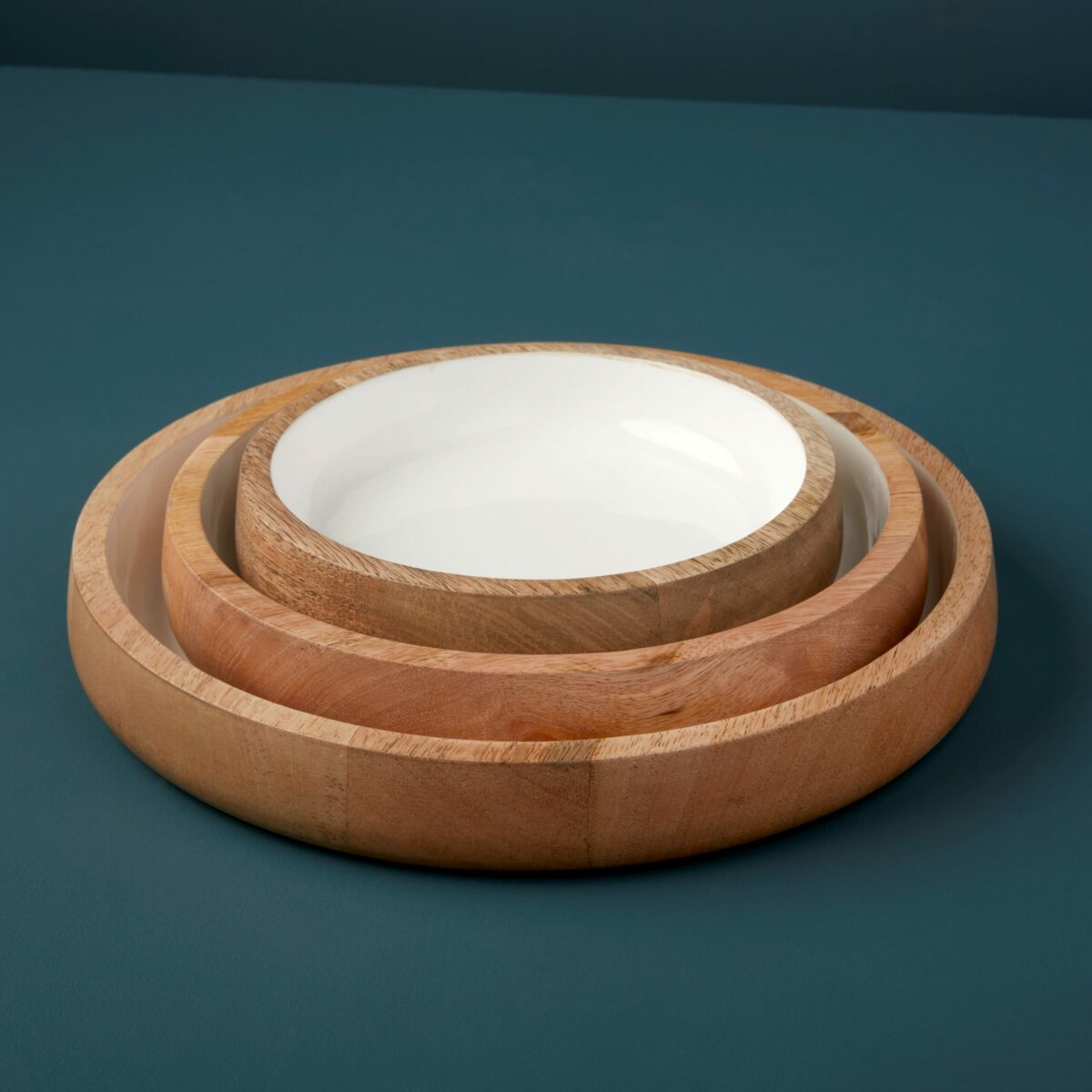 Optez pour l'harmonie avec nos bols gigognes en bois de manguier et émail blanc. Une fusion élégante de naturel et de modernité, parfaite pour embellir votre table