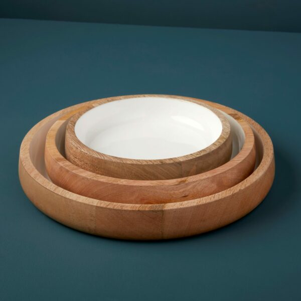 Optez pour l'harmonie avec nos bols gigognes en bois de manguier et émail blanc. Une fusion élégante de naturel et de modernité, parfaite pour embellir votre table