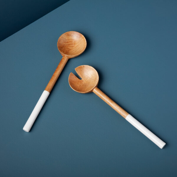 Sublimez votre service avec nos couverts en bois de manguier et émail blanc. L'alliance parfaite entre naturel et sophistication pour une table raffinée et accueillante.