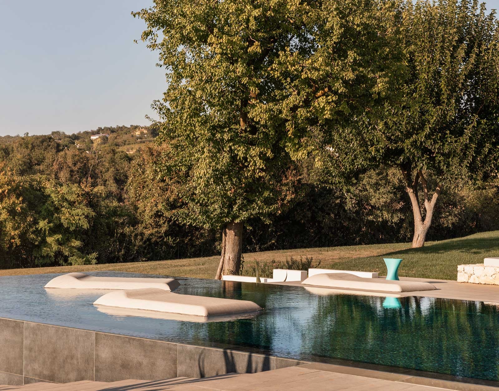 Acheter Louis, le nouveau matelas flottant très résistant pour piscine. Votre chaise longue flottante d'extérieur l'artisanat italien MyYour