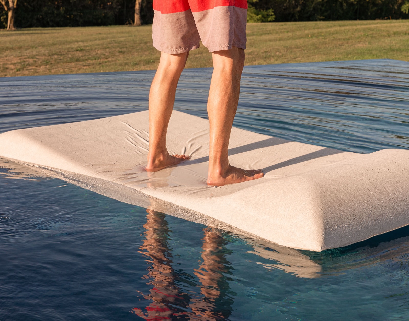 Acheter Louis, le nouveau matelas flottant très résistant pour piscine. Votre chaise longue flottante d'extérieur l'artisanat italien MyYour