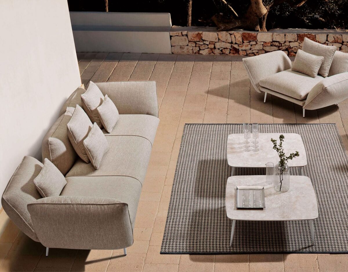 Canapé 2 places ou 3 places Piuma par Lanzavecchia Wai pour MyYour, confort et design minimaliste pour l'intérieur et l'extérieur. Particulier et professionnel