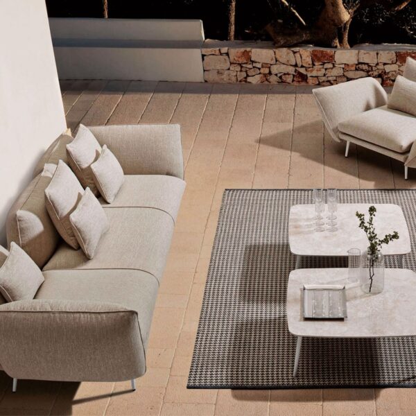 Canapé 2 places ou 3 places Piuma par Lanzavecchia Wai pour MyYour, confort et design minimaliste pour l'intérieur et l'extérieur. Particulier et professionnel