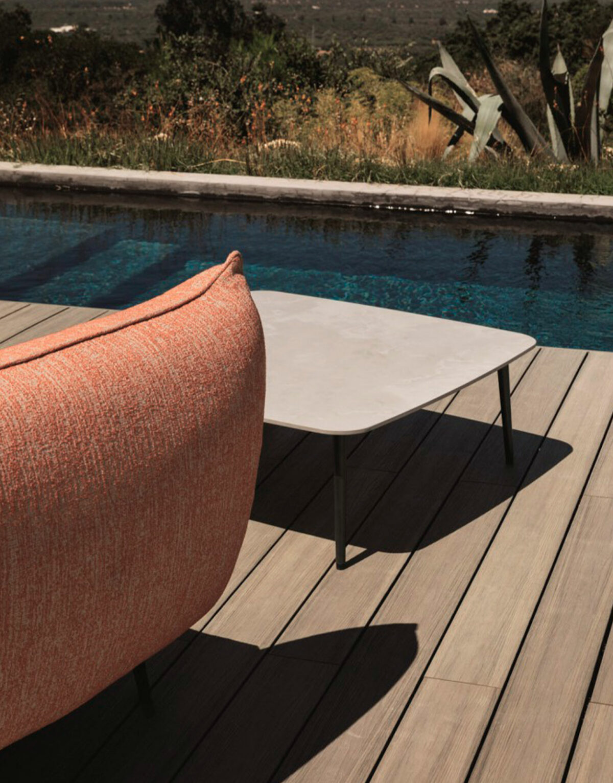 Canapé 2 places ou 3 places Piuma par Lanzavecchia Wai pour MyYour, confort et design minimaliste pour l'intérieur et l'extérieur. Particulier et professionnel