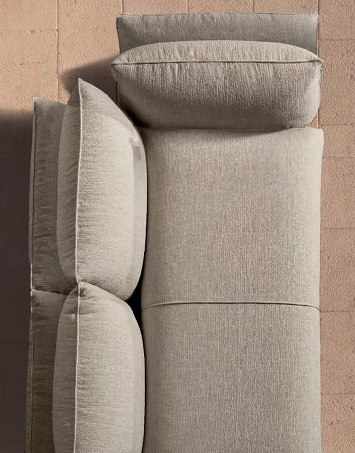 Canapé 2 places ou 3 places Piuma par Lanzavecchia Wai pour MyYour, confort et design minimaliste pour l'intérieur et l'extérieur. Particulier et professionnel