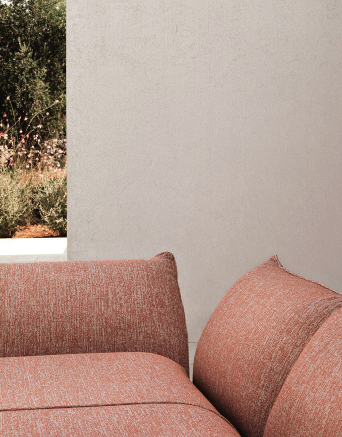 Canapé 2 places ou 3 places Piuma par Lanzavecchia Wai pour MyYour, confort et design minimaliste pour l'intérieur et l'extérieur. Particulier et professionnel