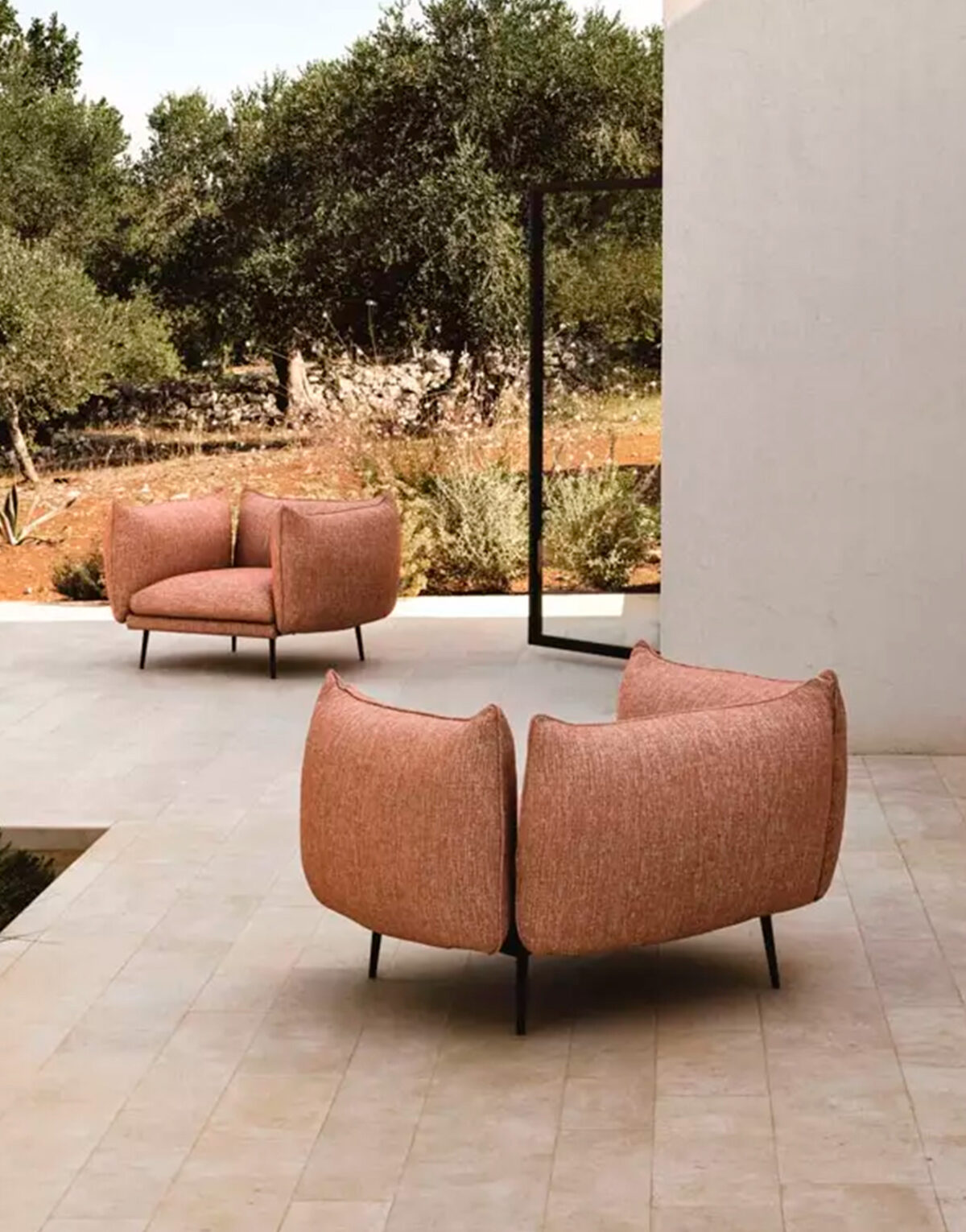 Piuma par Lanzavecchia Wai pour MyYour, confort et design minimaliste avec des canapés, fauteuils, poufs et pour l'intérieur et l'extérieur.