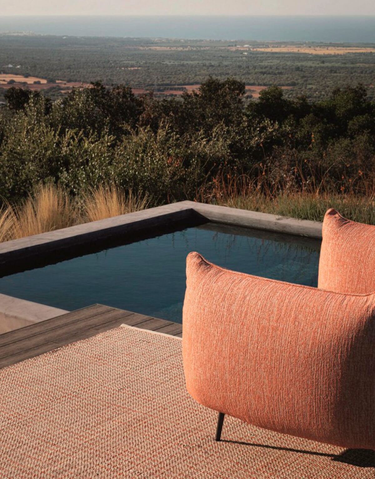 Piuma par Lanzavecchia Wai pour MyYour, confort et design minimaliste avec des canapés, fauteuils, poufs et pour l'intérieur et l'extérieur.