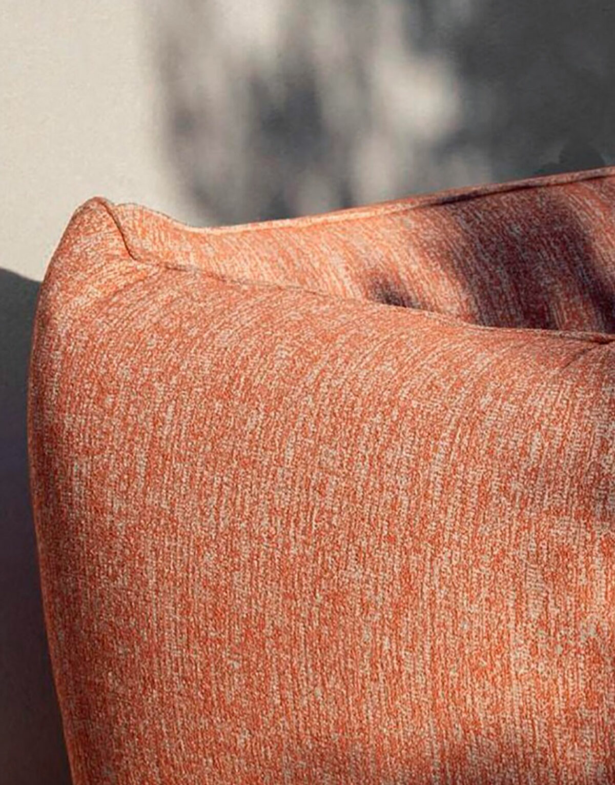 Piuma par Lanzavecchia Wai pour MyYour, confort et design minimaliste avec des canapés, fauteuils, poufs et pour l'intérieur et l'extérieur.