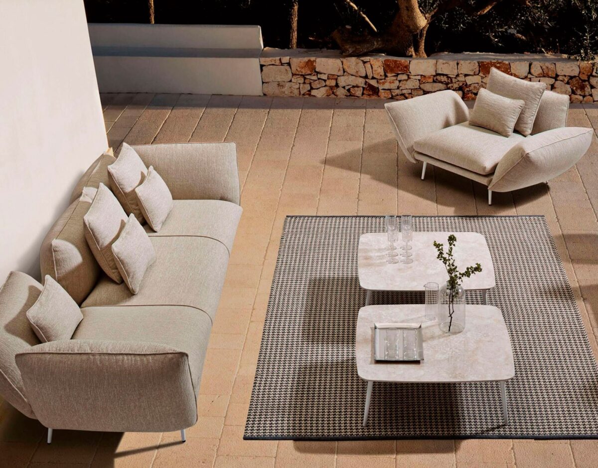 Piuma par Lanzavecchia Wai pour MyYour, confort et design minimaliste avec des canapés, fauteuils, poufs et pour l'intérieur et l'extérieur.