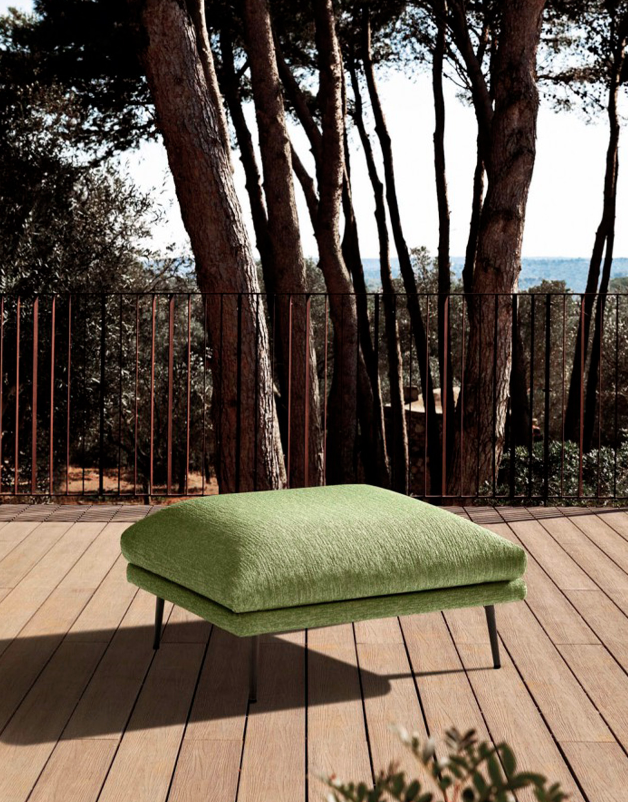 Pouf repose pieds Piuma par Lanzavecchia Wai pour MyYour, confort et design minimaliste pour l'intérieur et l'extérieur. Particulier et professionnel