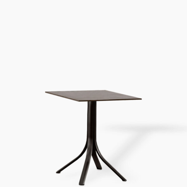 Table Push offre le meilleur en matière de détente et de convivialité. Avec son design distinctif grâce aux pieds en aluminium, la collection s'enrichit de tables carrées et rondes. Idéale pour les espaces modernes, la gamme Push combine style et fonctionnalité pour un mobilier d'extérieur exceptionnel.