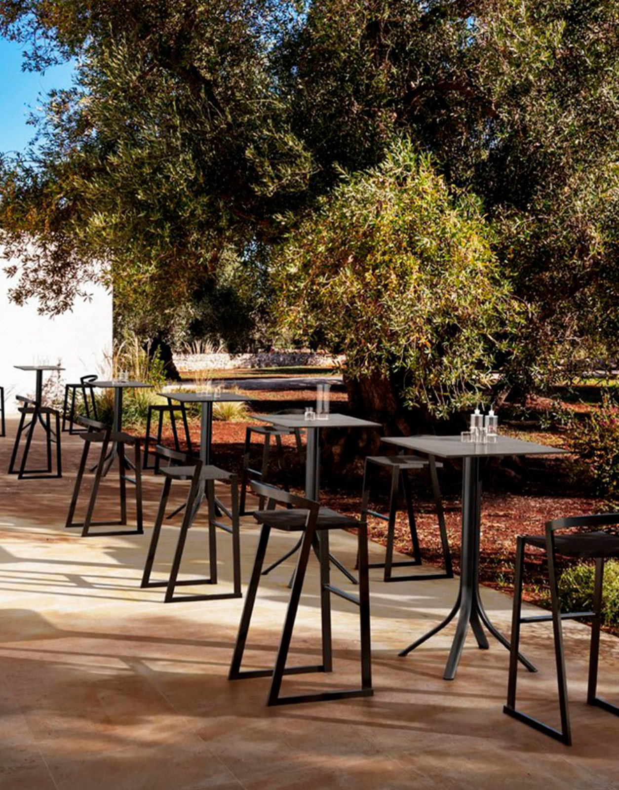 Push offre le meilleur en matière de détente et de convivialité. Avec son design distinctif grâce aux pieds en aluminium, la collection s'enrichit de tables carrées et rondes. Idéale pour les espaces modernes, la gamme Push combine style et fonctionnalité pour un mobilier d'extérieur exceptionnel.