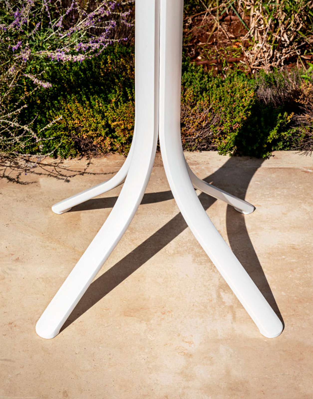 Push offre le meilleur en matière de détente et de convivialité. Avec son design distinctif grâce aux pieds en aluminium, la collection s'enrichit de tables carrées et rondes. Idéale pour les espaces modernes, la gamme Push combine style et fonctionnalité pour un mobilier d'extérieur exceptionnel.